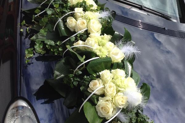 composition florale pour décoration de voiture à Nivelles