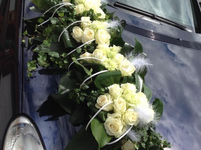 composition florale pour décoration de voiture à Nivelles